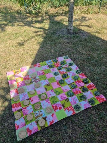 Jeux de dames en bois et tissu
